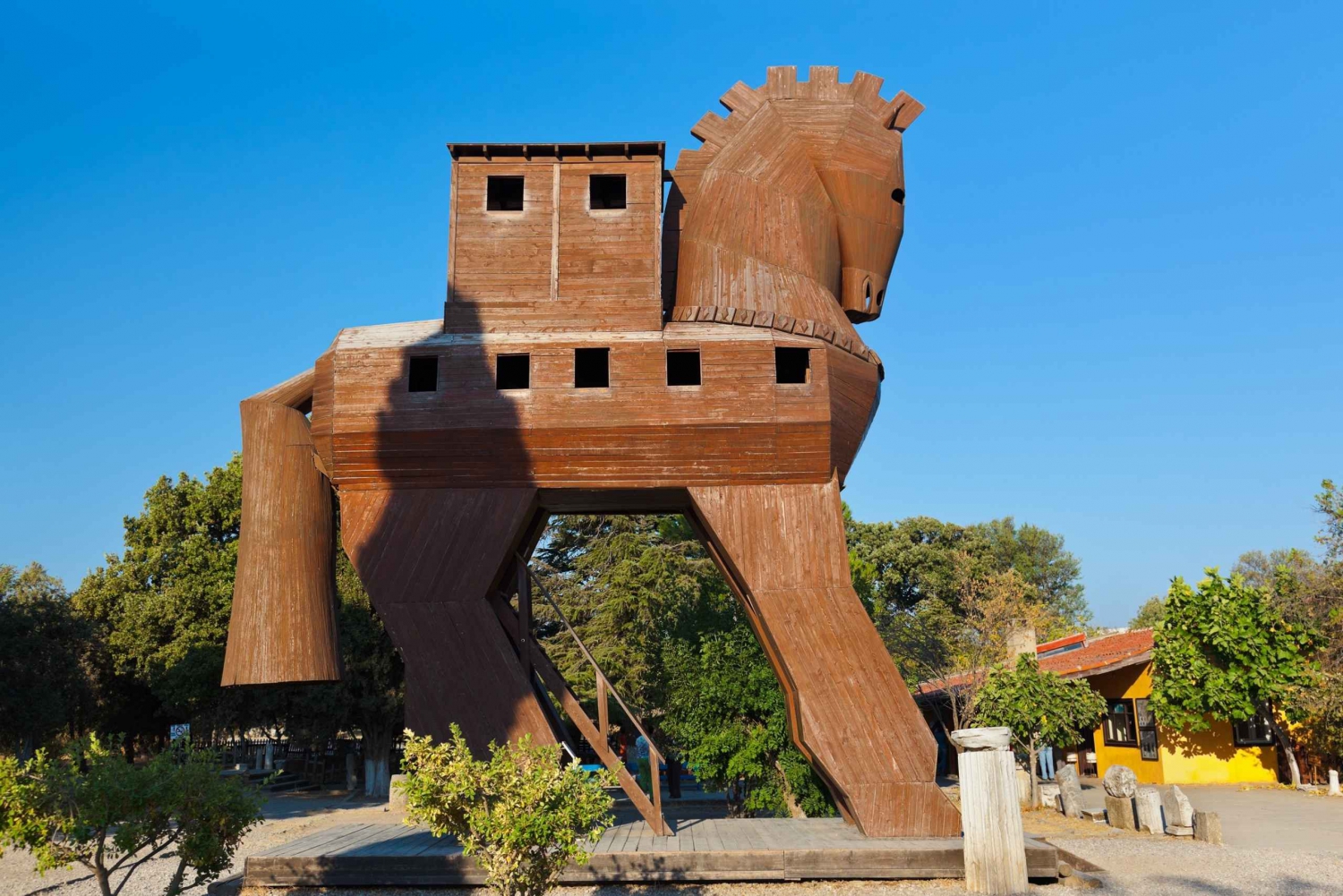 Istanbul: Troy Guided Bus Tour with Ferry Tickets & Lunch