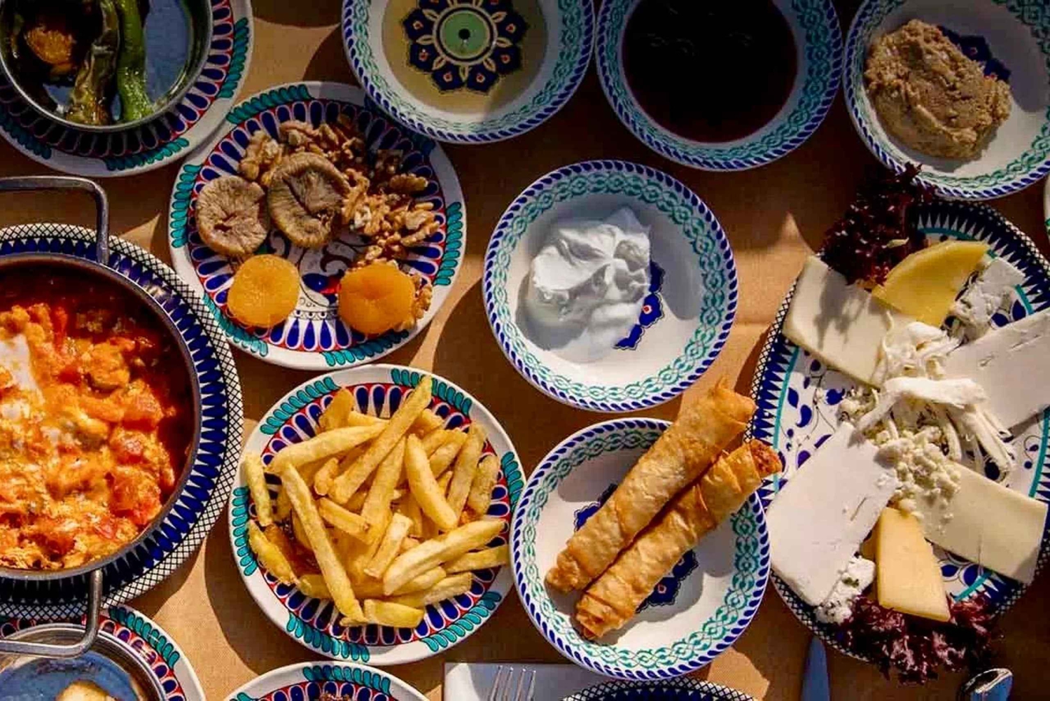 Istanbul: 10 Tastings Food Tour with a Local Host