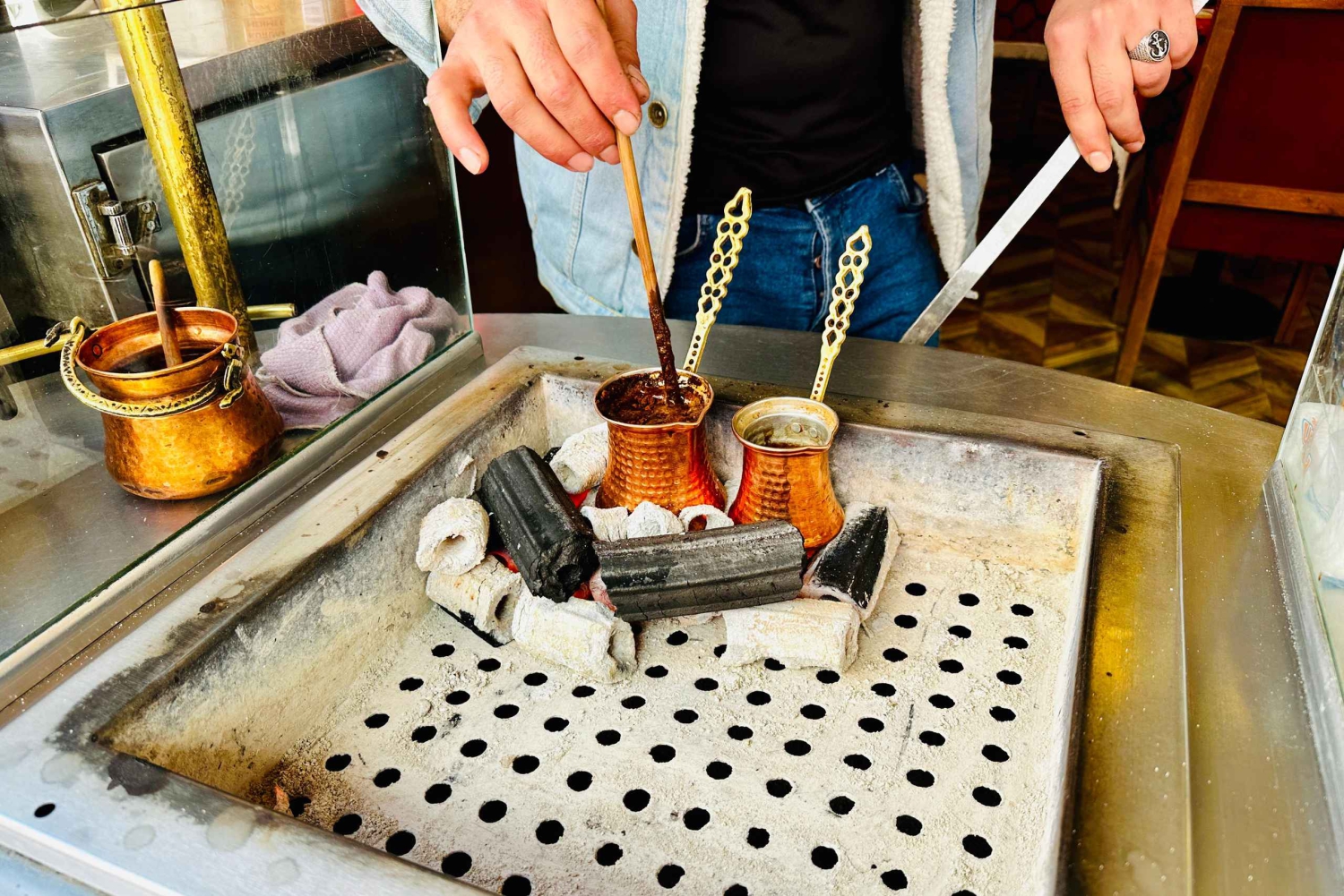 Istanbul: 10 Tastings Food Tour with a Local Host