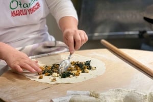 Istanbul: 10 Tastings Food Tour with a Local Host