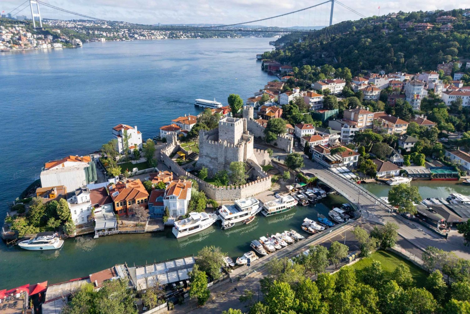 Istanbul: Boat Cruise w/ Snacks & Anatolian Fortress Visit