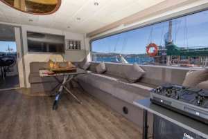 Istanbul: Bosphorus Sunset or Night Yacht Cruise & Transfers