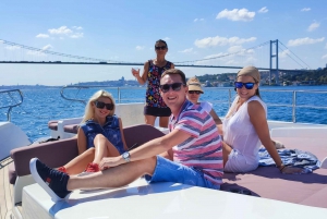 Istanbul: Bosphorus and Black Sea Cruise with Lunch