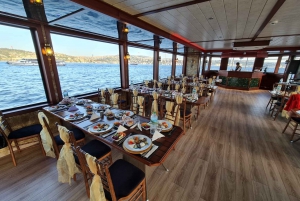 Istanbul: Bosphorus and Black Sea Cruise with Lunch
