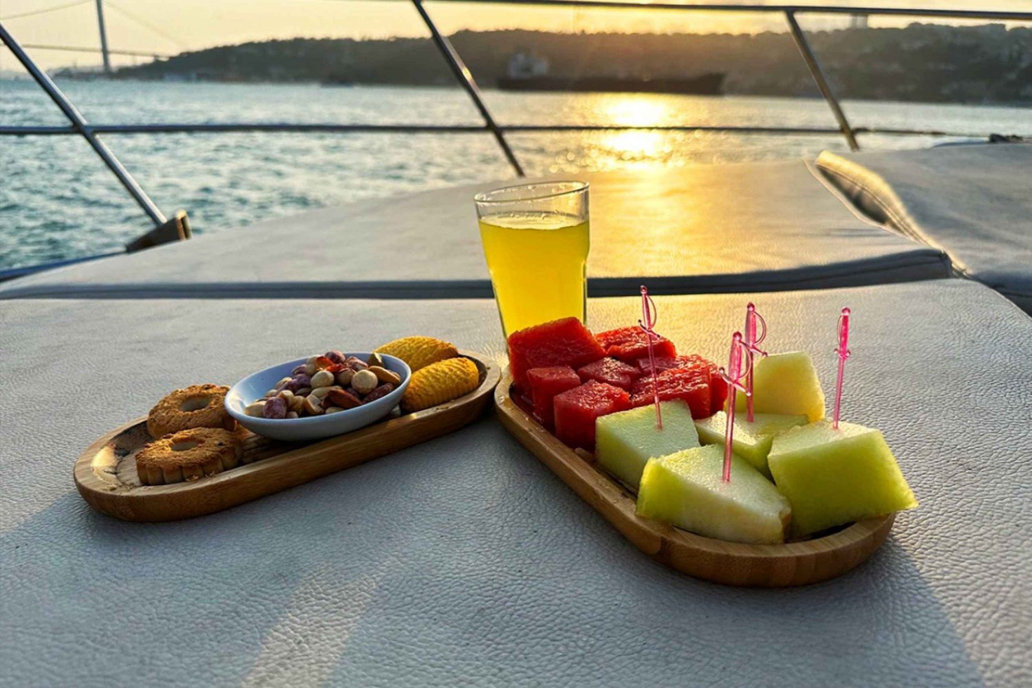 Istanbul: Bosphorus and Golden Horn Sunset Yacht Cruise
