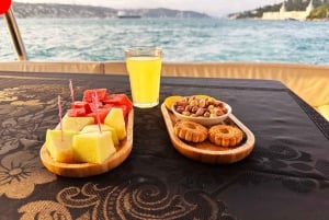 Istanbul: Bosphorus and Golden Horn Sunset Yacht Cruise