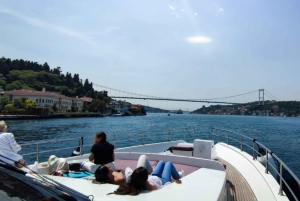 Istanbul: Bosphorus Cruise with Stopover on the Asian Side
