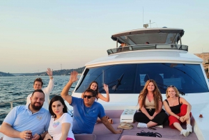 Istanbul: Bosphorus Cruise with Stopover on the Asian Side