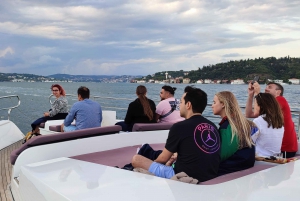 Istanbul: Bosphorus Cruise with Stopover on the Asian Side