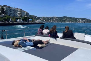 Istanbul: Bosphorus Cruise with Stopover on the Asian Side