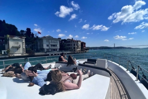 Istanbul: Bosphorus Cruise with Stopover on the Asian Side