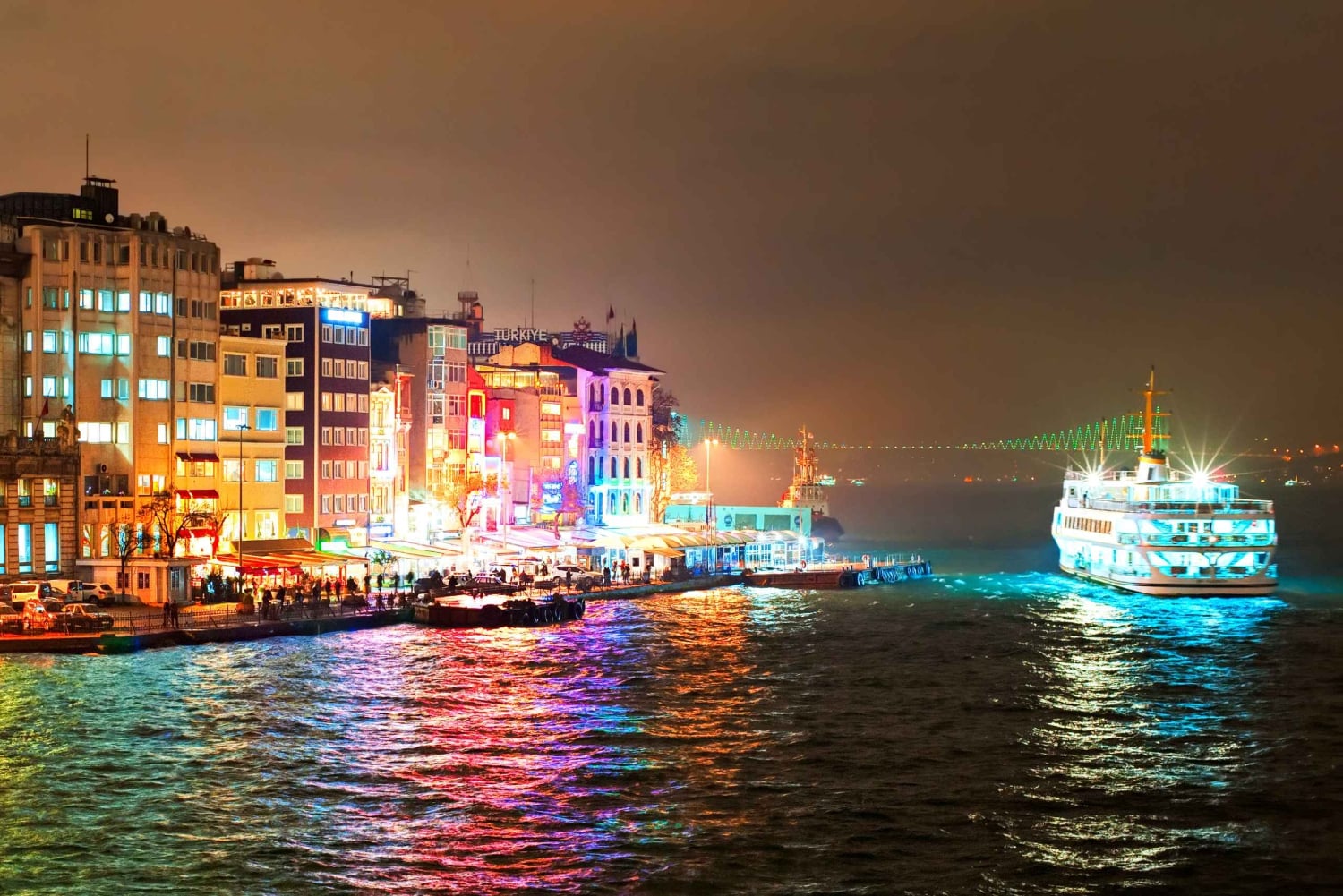 Istanbul: Bosphorus Dinner Cruise Incl. Drinks with Transfer