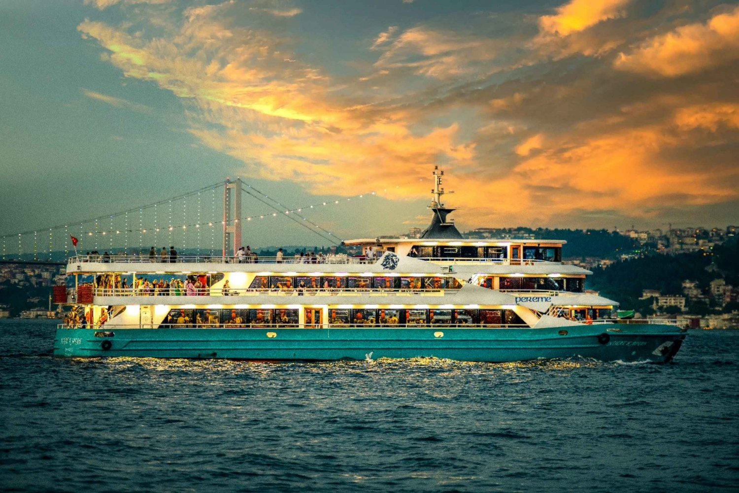 Istanbul: Bosphorus Dinner Cruise with Turkish Night Show