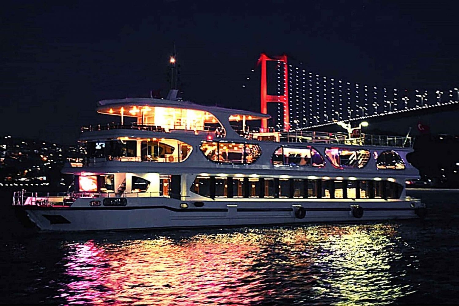 Istanbul: Bosphorus Dinner Cruise with Drinks & Turkish Show