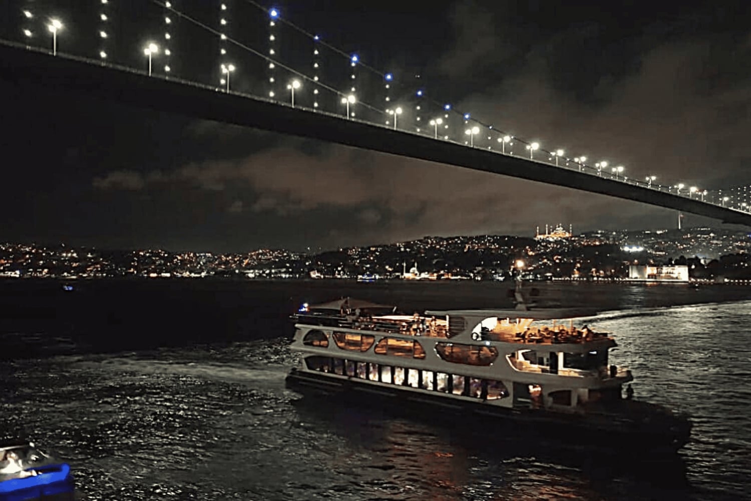 Istanbul: Bosphorus Dinner Cruise with Drinks & Turkish Show