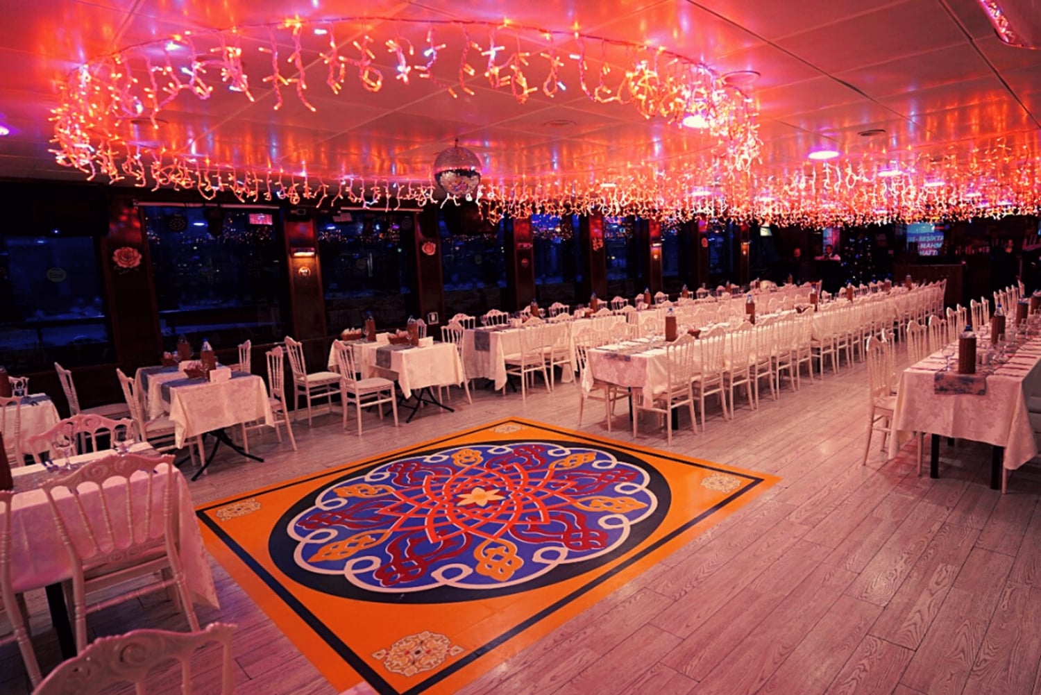 Istanbul: Bosphorus Dinner Cruise with Drinks & Turkish Show