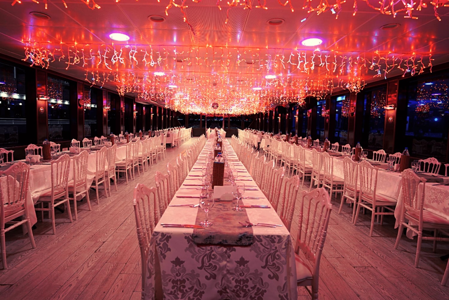 Istanbul: Bosphorus Dinner Cruise with Drinks & Turkish Show