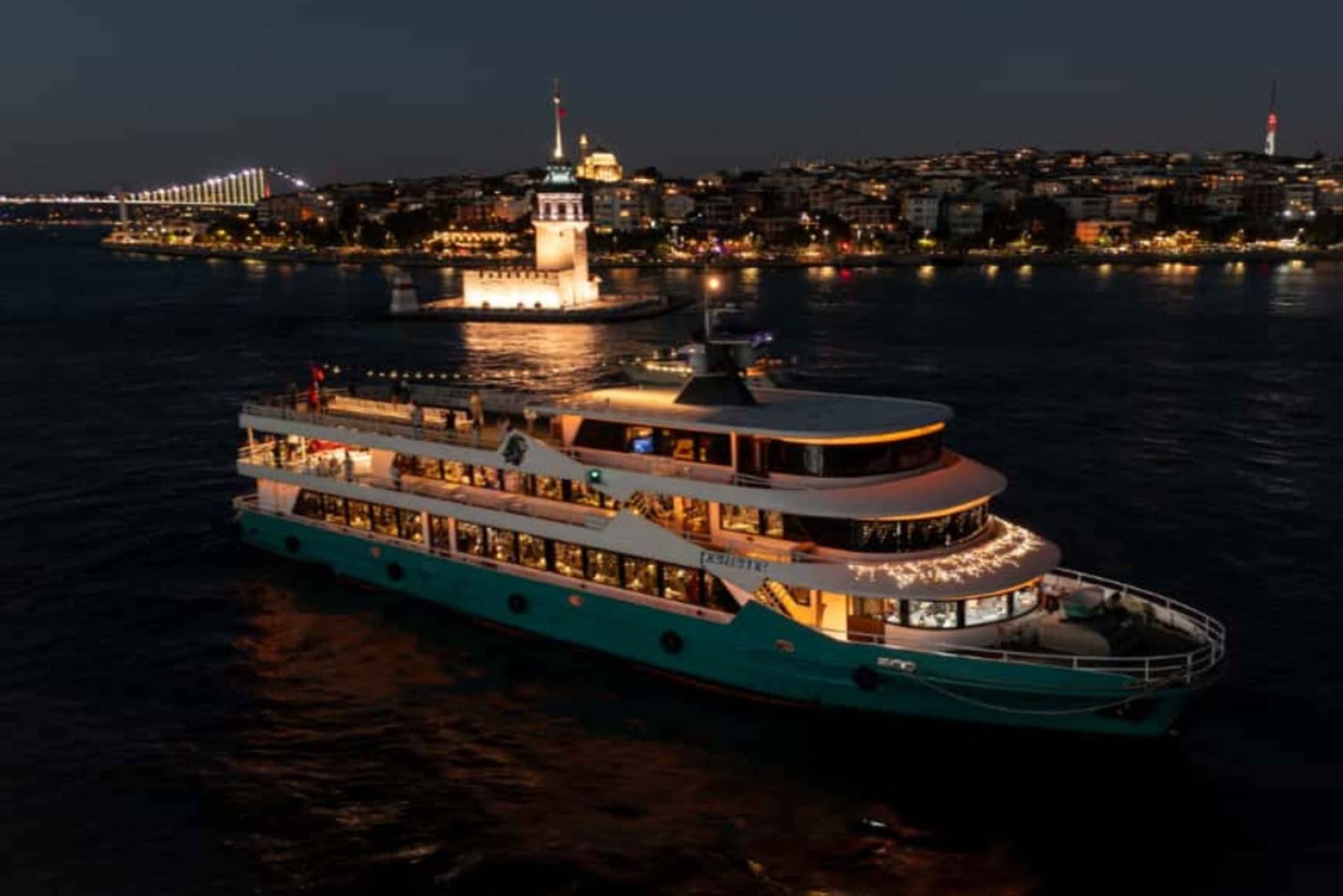 Istanbul: Bosphorus Dinner Cruise with Private Table & Show