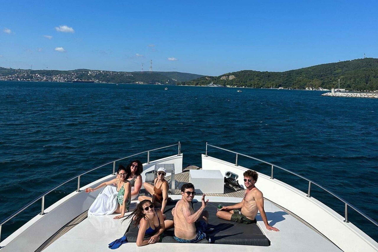 Istanbul: Bosphorus Private Guided Yacht Cruise with Snacks