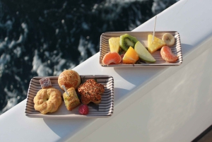 Istanbul: Bosphorus Private Guided Yacht Cruise with Snacks
