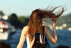 Istanbul: Bosphorus Private Guided Yacht Cruise with Snacks