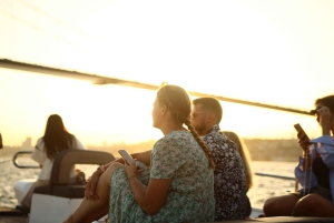 Istanbul: Bosphorus Private Guided Yacht Cruise with Snacks