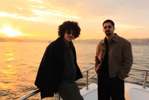 Istanbul: Bosphorus Private Guided Yacht Cruise with Snacks