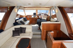 Istanbul: Bosphorus Private Guided Yacht Cruise with Snacks