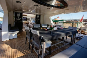 Istanbul: Bosphorus Private Guided Yacht Cruise with Snacks