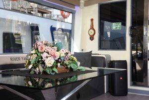 Istanbul: Bosphorus Private Guided Yacht Cruise with Snacks