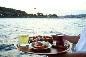 Istanbul: Bosphorus Private Guided Yacht Cruise with Snacks