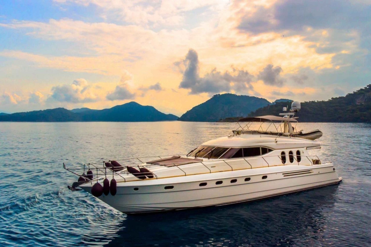 Istanbul: Bosphorus Private Guided Yacht Cruise with Snacks