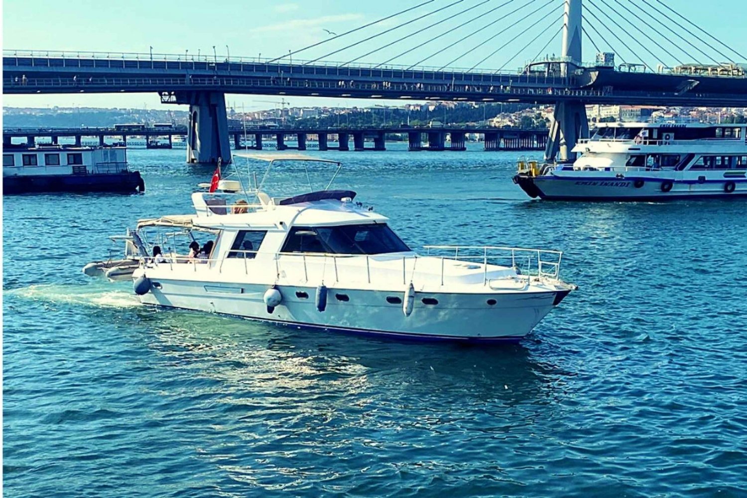 İstanbul: Bosphorus Private Yacht Cruise with Tea and Coffee