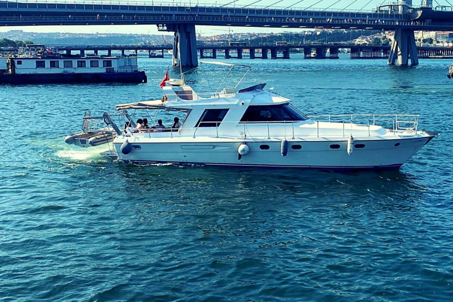 İstanbul: Bosphorus Private Yacht Cruise with Tea and Coffee