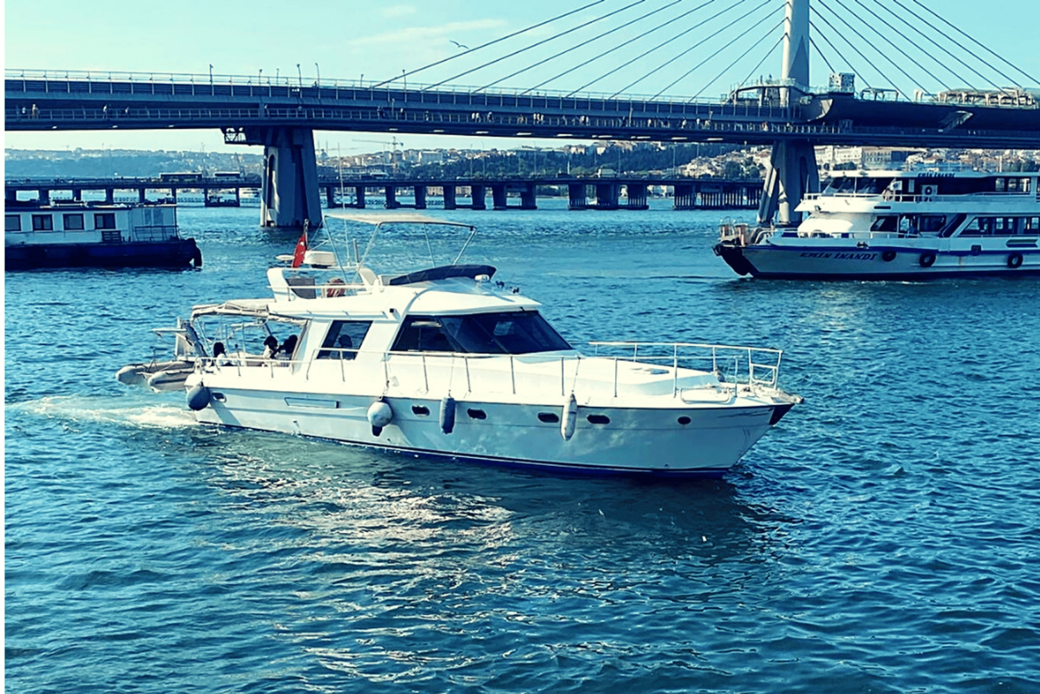 İstanbul: Bosphorus Private Yacht Cruise with Tea and Coffee