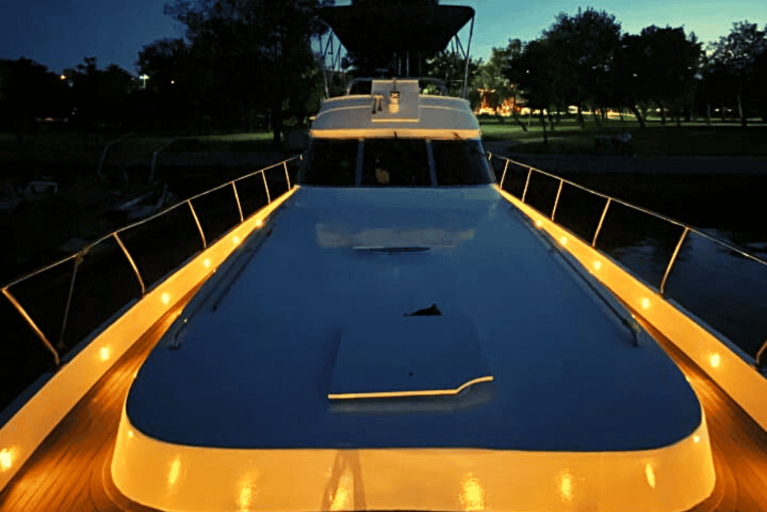 İstanbul: Bosphorus Private Yacht Cruise with Tea and Coffee