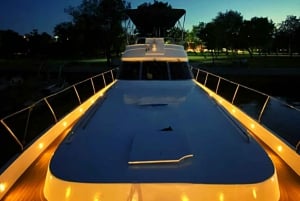 İstanbul: Bosphorus Private Yacht Cruise with Tea and Coffee