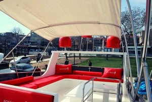 İstanbul: Bosphorus Private Yacht Cruise with Tea and Coffee
