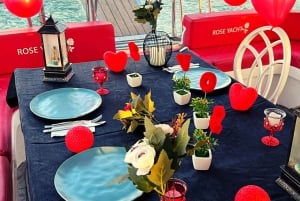 İstanbul: Bosphorus Private Yacht Cruise with Tea and Coffee