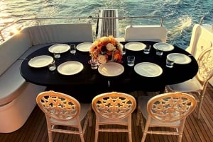 İstanbul: Bosphorus Private Yacht Cruise with Tea and Coffee