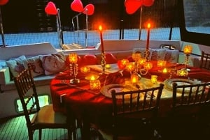 İstanbul: Bosphorus Private Yacht Cruise with Tea and Coffee