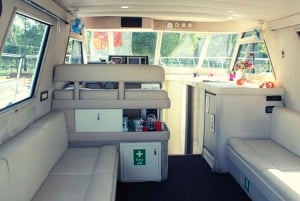 İstanbul: Bosphorus Private Yacht Cruise with Tea and Coffee