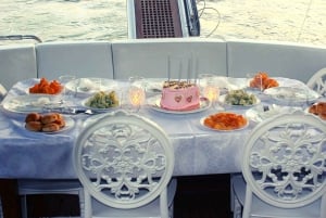 İstanbul: Bosphorus Private Yacht Cruise with Tea and Coffee