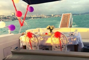 İstanbul: Bosphorus Private Yacht Cruise with Tea and Coffee