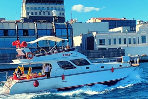 İstanbul: Bosphorus Private Yacht Cruise with Tea and Coffee