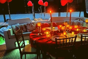 İstanbul: Bosphorus Private Yacht Cruise with Tea and Coffee