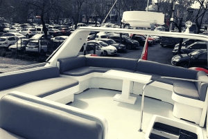 İstanbul: Bosphorus Private Yacht Cruise with Tea and Coffee