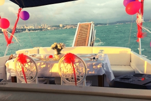İstanbul: Bosphorus Private Yacht Cruise with Tea and Coffee