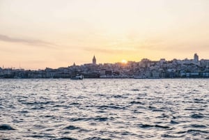 Istanbul: Bosphorus Sunset Cruise on a Luxurious Yacht