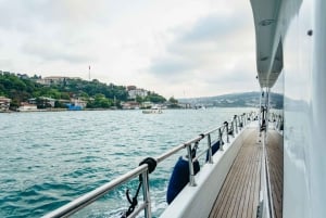 Istanbul: Bosphorus Sunset Cruise on a Luxurious Yacht
